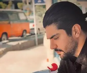 سینا مهراد در قهوه خانه در حال چایی خوردن! | عکس