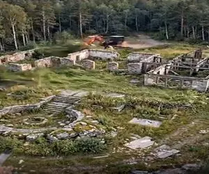 معماری خلاقانه؛ خونه نگو خرابه بگو میشه توش فوتبال بازی کرد زمین خاکه ولی بعد بازسازی