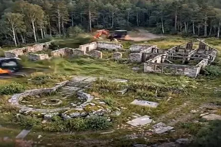 معماری خلاقانه؛ خونه نگو خرابه بگو میشه توش فوتبال بازی کرد زمین خاکه ولی بعد بازسازی