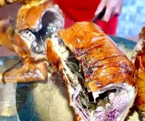 کباب سگ؛ کت بسته سگ نازنازی و به میل داغ کشید بپزه با ریحون و پیاز سرو کرد