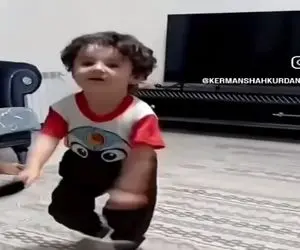 آواز محلی؛ بچه انگار باتری خورده انقد باانرژیه تو خونه دور میگ میگی میزنه با رقص کردی