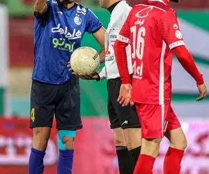 (عکس و ویدیو) دو صحنه جنجالی داوری دربی ۹۷؛ پنالتی ها سوخت؟!