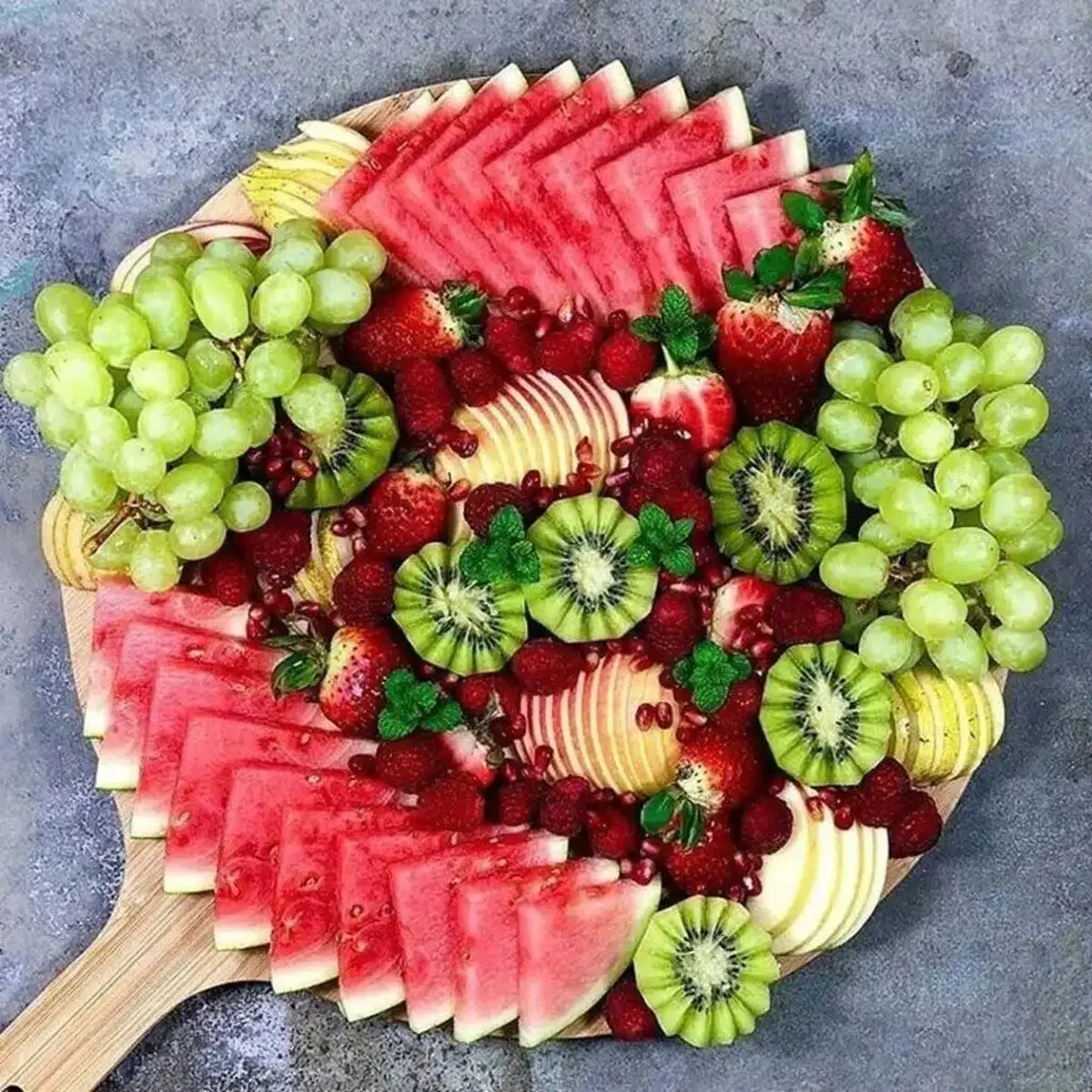 چیدمان میوه در انواع ظروف میوه خوری