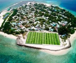 کمی حواس پرتی در این ورزشگاهِ اقیانوس شما را میخورد؛ متفاوت ترین زمین چمن دنیا