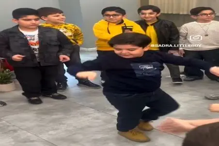 آواز شادونه؛ پسربچه با رقصش یه مجلس گرمی میکنه بچه های دیگه مات موندن