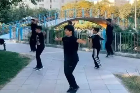 آواز شاد؛ رقص شاد و حرفه ای این چندتا پسر بانمک دل آدمو شاد میکنه