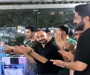 تفریح و سرگرمی مردان؛ آهنگ گذاشتن و دست زدن برای عروسک تا برقصد!