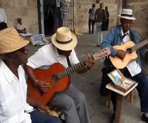 آواز خیابانی؛ ببینید این سه پیرمرد سیاه پوست چه باحال میخونن و مردمو به وجد آوردن