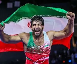آواز وطن پرستانه؛ کشتی گیرها پرچم بردن بالا یاس هم براشون می خونه زنده باد ایران