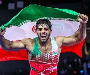 آواز وطن پرستانه؛ کشتی گیرها پرچم بردن بالا یاس هم براشون می خونه زنده باد ایران