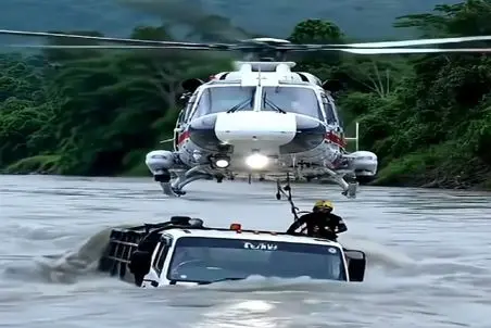 معماری طبیعت؛ رودخونه کامیون رو تا خرتناق بلعیده هلیکوپتر درش میاره