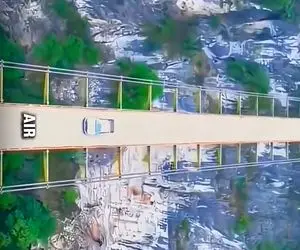 معماری خلاقانه؛ چشم بادومی ها یه پل ساختن فقط سر و تهش به کوه وصله وسطش رو هواست کلا