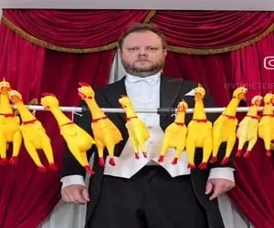 آواز شاد؛ مرغ های پلاستیکی هم برای جک تو تایتانیک دلشون سوخت این آهنگو براش خوندن