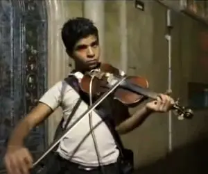 آواز خیابانی؛ ببینید این پسر دوره گرد نیمه شب به طرز شگفت آوری وسط کوچه ویولن میزنه