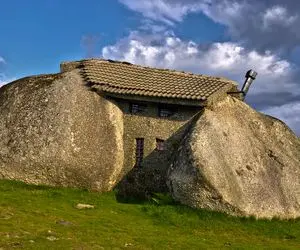 معماری خلاقانه؛ وسط صخره رو تراشید خونه اعیونی خنک ساخت از گرما نمیره تو دل کویر