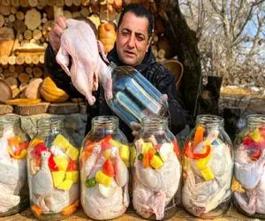 غذای باحال؛ مرغ لطیف و بسیار آبدار با سبزیجات پخته شده در یک ظرف شیشه ای در کوره