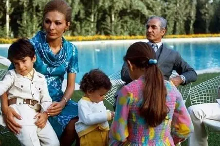 سفر به ایام قدیم سال 1346؛ حرکات متکبرانه و عجیب فرحناز پهلوی وسط کاخ