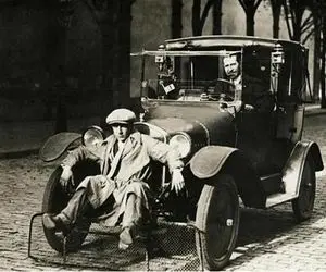 سازه‌های ابتکار آمیز؛ یه ماشین عجیب ساختن که آدمارو زیر نمیگرفت ولی دووم نداشتن