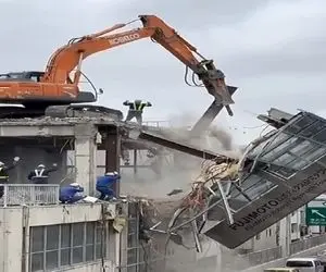 معماری طبیعت؛ بیل مکانیکی افتاد رو سر مردم