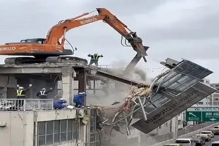 معماری طبیعت؛ بیل مکانیکی افتاد رو سر مردم