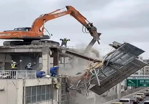 معماری طبیعت؛ بیل مکانیکی افتاد رو سر مردم