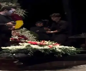 آواز احساسی؛ رفقا سر خاک رفیقشون یه آهنگ ترکی شدیدا غمگین خوندن زمین و زمان اشک ریختن