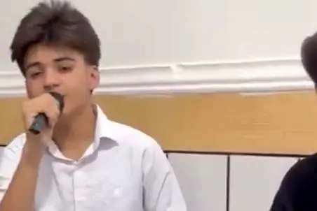 آواز جگرسوز؛ پسرک چه با غم دنیا آهنگ بی وفایی رو میخونه