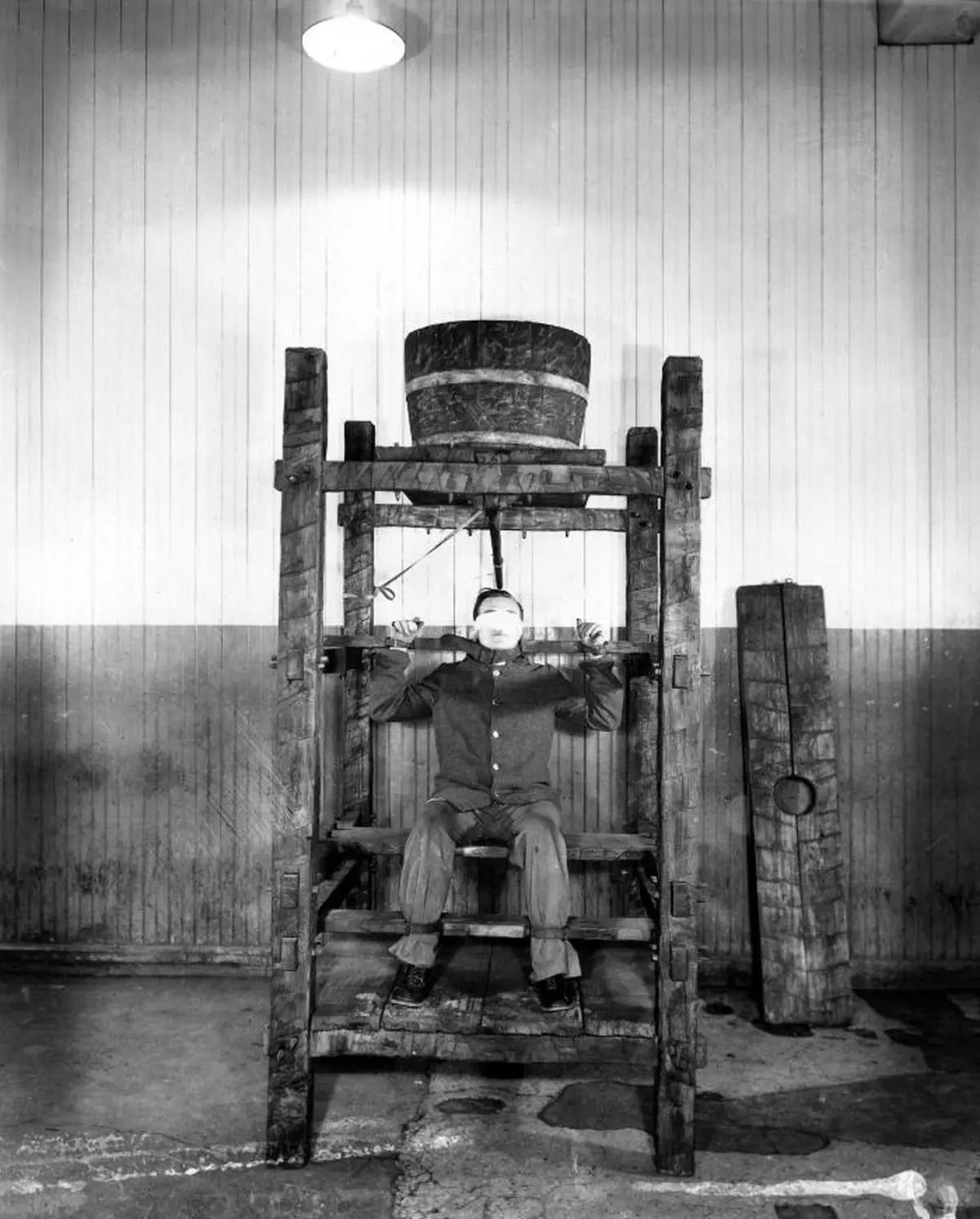 شکنجه با قطره آب به روش چینی