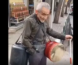آواز جگر سوز؛ پیرمرد نابینا عصا به دست چه با قلب شکسته آهنگ شیرین زبون رو میخونه