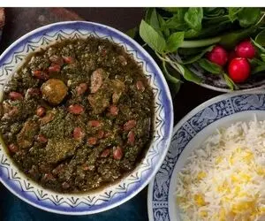 (ویدئو) واکنش جالب یک بلاگر غذای آمریکایی به قورمه سبزی و ته‌دیگ!