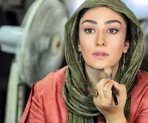 خانم بازیگر در حال میکاپ صورتش!