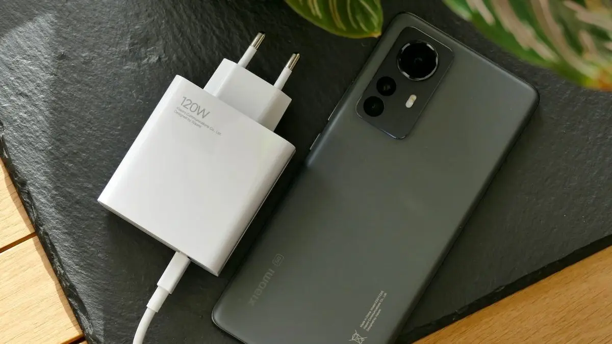 xiaomi-12-pro-and-charger
