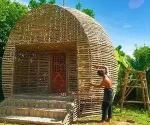 معماری خلاقانه؛ آقاهه با چوبای نازک دست تنها وسط جنگل یه خونه هندوانه ای ساخته شاهانه