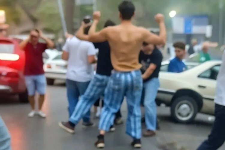 آواز شاد؛ رقص بیژامه پوشان در جاده شمال با آهنگ محلی