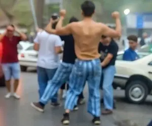 آواز شاد؛ رقص بیژامه پوشان در جاده شمال با آهنگ محلی