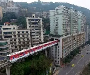 ساختن چین؛ تو شهر چند طبقه چین رو سقف خونه میدون شهره قطار از وسط خونه هاش رد میشه