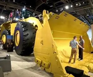 ماشین های پهن پیکر؛ این بزرگ ترین لودر دنیاس که یه کامیون 18 چرخ تو بیلش جا میشه