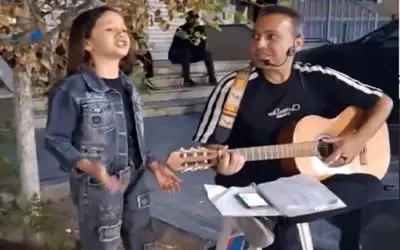 آواز خیابانی؛ دختر چشم ابرو مشکی کوچک اومد پیش خواننده گفت تا براش بزنه و اون بخونه