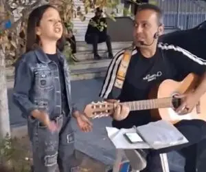 آواز خیابانی؛ دختر چشم ابرو مشکی کوچک اومد پیش خواننده گفت تا براش بزنه و اون بخونه