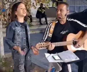 آواز خیابانی؛ دختر چشم ابرو مشکی کوچک اومد پیش خواننده گفت تا براش بزنه و اون بخونه