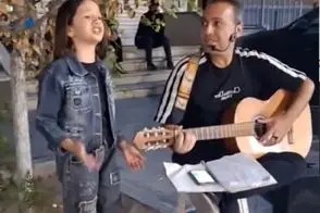 آواز خیابانی؛ دختر چشم ابرو مشکی کوچک اومد پیش خواننده گفت تا براش بزنه و اون بخونه