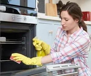 ترفندای خونگی واسه تمیز کردن فر؛ با چند تا ماده دمِ دستی از شر چربی های روی فر خلاص شو!