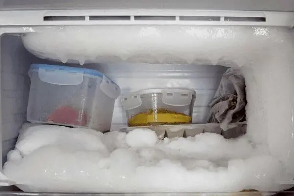 ترفندهای خانگی؛ ترفندهای از بین بردن یخ و برفک انباشته شده در فریزر و بوی بد یخچال