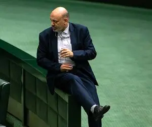 عذرخواهی علیرضا منادی سفیدان؛ نماینده ای که وسط آب و تاب معلمان غذا می خورد!