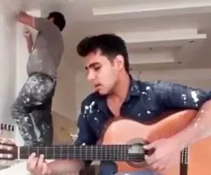 آواز احساسی؛ این پسر گچ کار اهنگ رضا بهرامو بدون هیچ امکاناتی خیلی عالی کاور کرد