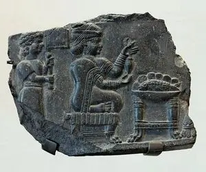 سنگ‌نگاره زن ایلامی و ندیمه؛ سند روشن قدرت و شکوه زنان ایران اکنون در موزه لوور پاریس