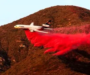 راز رنگ صورتی لس آنجلس فاش شد!/ پودر صورتی جادویی برای مهار آتش‌سوزی‌های کالیفرنیا