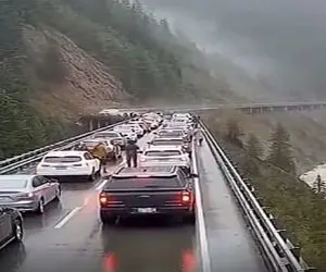 معماری طبیعت؛ ماشینا رو پل صف بستن کوه ریخت چنتاشونو بغل کرد انداخت تو رودخونه