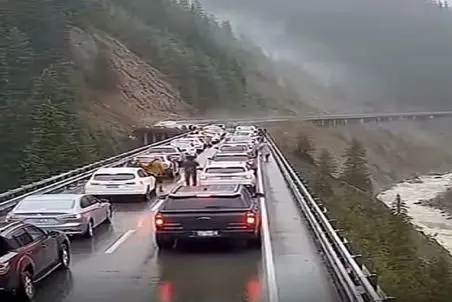 معماری طبیعت؛ ماشینا رو پل صف بستن کوه ریخت چنتاشونو بغل کرد انداخت تو رودخونه