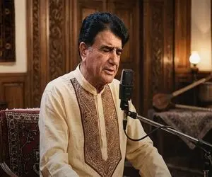 کلیپ قدیمی استاد شجریان وقتی که جوان بود و با ژست اتو کشیده میخواند/ حضار مات شدند